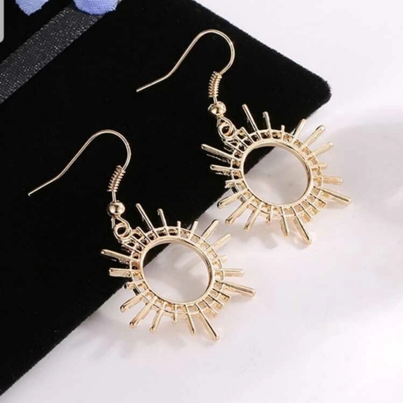 *Mimi* Sunburst Earrings - Picture 2 of 2